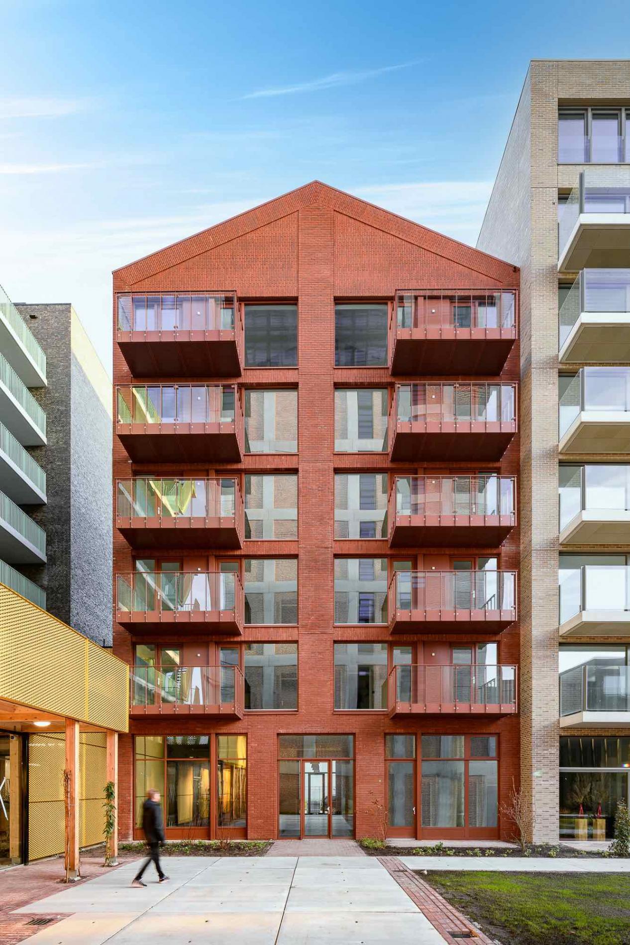 Appartementen Red Ruby 3Appartementen “Red Ruby” Amsterdam Bureau Fraai kreeg van Stadgenoot Ontwikkeling opdracht om een contrastrijk woongebouw te ontwerpen met 21 middenhuur appartementen. Het bureau ontwierp hiertoe Woongebouw 'Red Ruby' op het Oostenburger Eiland, een gebied bekend om zijn rijke industriële verleden. Opvallend is het rood gevoegde metselwerk, zowel horizontaal en verticaal uitgevoerd. - Bureau Fraai