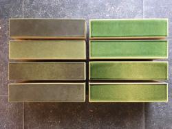 Groene baksteen in verschillende kleuren en texturen